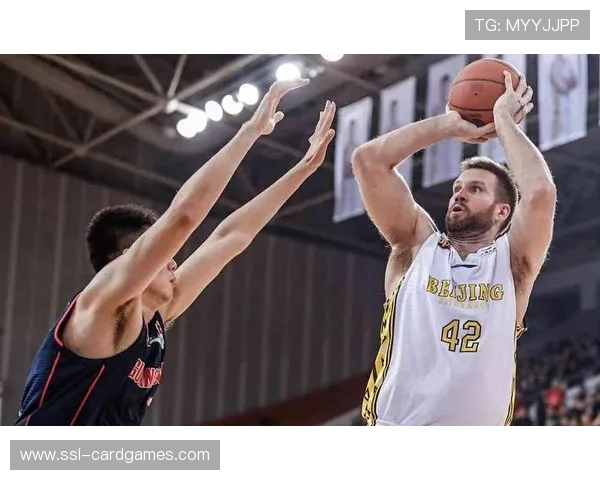 威尔逊手部受伤短暂处理后返场,第三节独得14分稳住局势